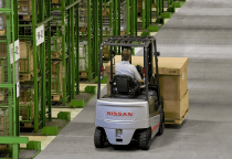 CÔNG DỤNG CỦA XE NÂNG TRONG NHÀ MÁY SẢN XUẤT