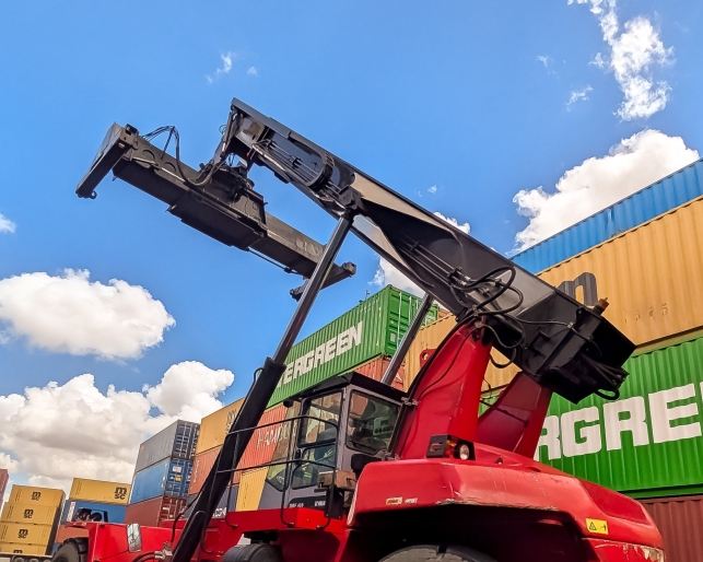 Hướng Dẫn Cách Châm Nước Cất Bình Ắc Quy Xe Nâng Đúng Kỹ Thuật