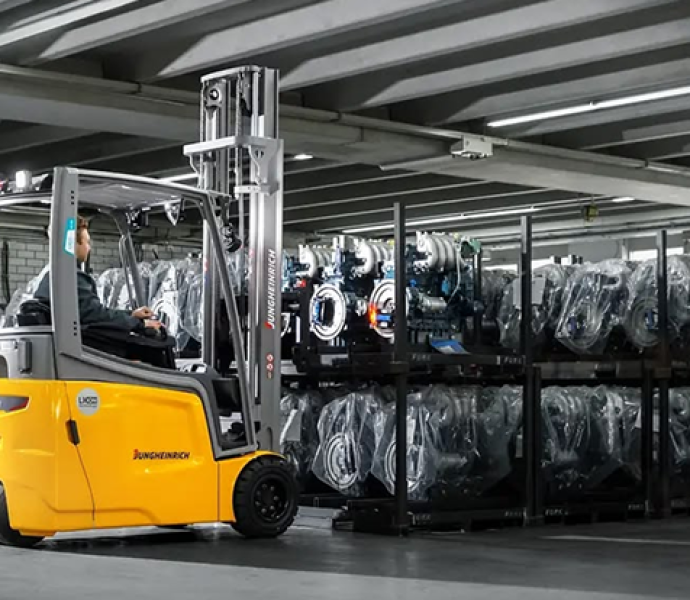 Bàn Giao Đội Xe Nâng Điện Ngồi Lái Tại Nhà Máy Isuzu Quang Trung