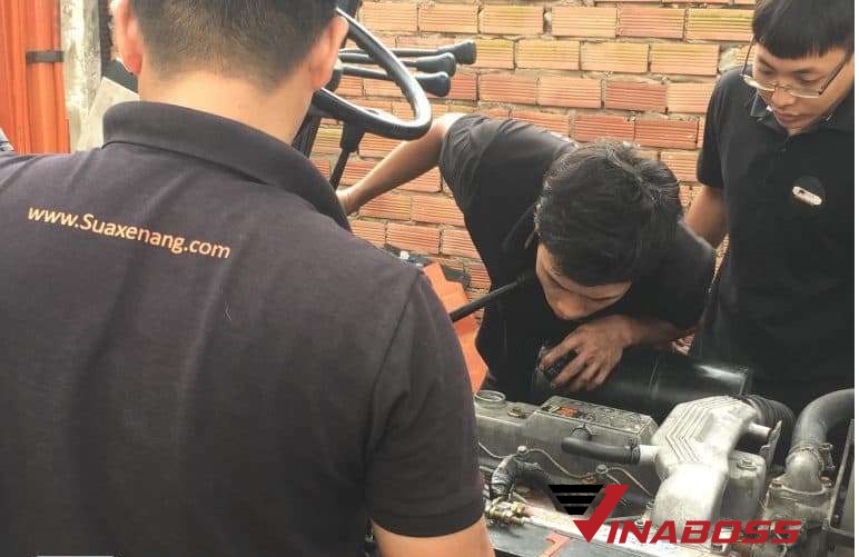  Hình ảnh một kỹ thuật viên Vinaboss đang làm việc