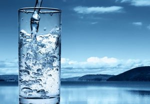 Nước cất là loại nước tinh khiết, không lẫn tạp chất hữu cơ và vô cơ hay các loại ion kim loại như nước thông thường